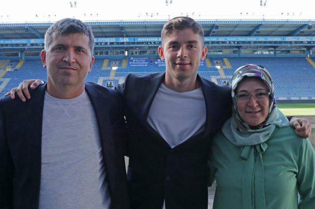 Alman ekipleri Türk gençlerini topluyor! Sırada Burak Yılmaz'ın veliahtı Enis var Alman ekipleri Türk gençlerini topluyor! Sırada Burak Yılmaz'ın veliahtı Enis var