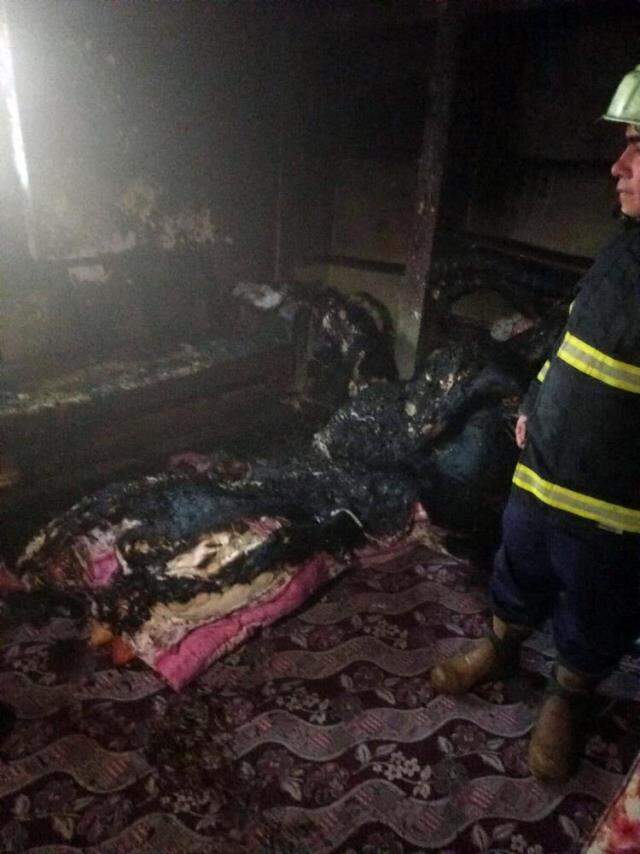 Evini yakan oğlundan kaçarak komşusuna sığınan kadın yaşamını yitirdi Evini yakan oğlundan kaçarak komşusuna sığınan kadın yaşamını yitirdi