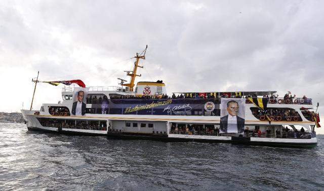 Fenerbahçe, Başkan Ali Koç önderliğinde 10 Kasım Vapuru'yla Dolmabahçe'ye gitti