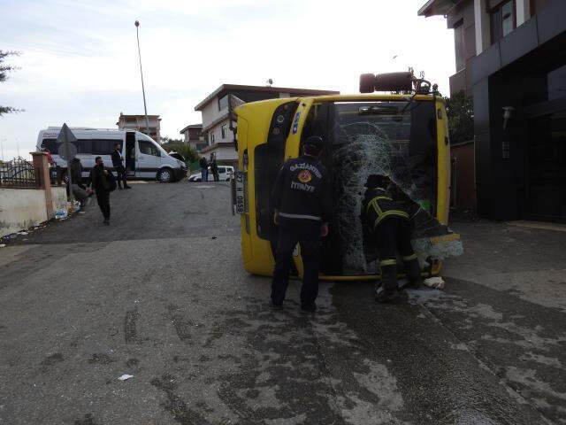Halk otobüsü ile öğrenci servisi çarpıştı, 14 kişi yaralandı