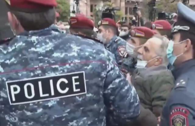 Ermenistan karıştı! Dağlık Karabağ kararına tepki gösteren muhalifler, hükümet binasını bastı
