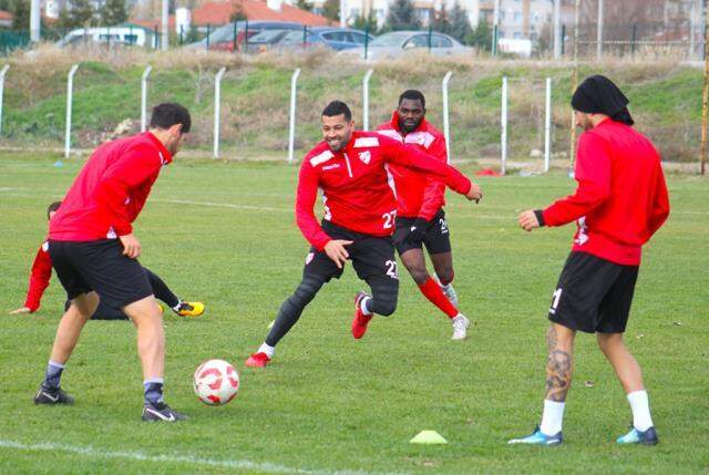Fıkra gibi olay Türkiye'de yaşandı! Nijeryalı sahte menajer, Güney Koreli futbolcuları dolandırdı Fıkra gibi olay Türkiye'de yaşandı! Nijeryalı sahte menajer, Güney Koreli futbolcuları dolandırdı
