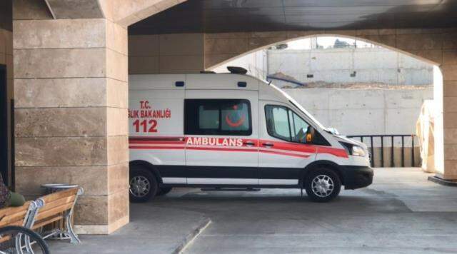 İntihara kalkışan genç kadını, polis ayaklarından kaldırarak kurtardı