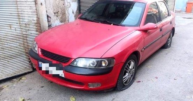 İzmir'de bir gecede 37 aracın lastikleri kesildi İzmir'de bir gecede 37 aracın lastikleri kesildi