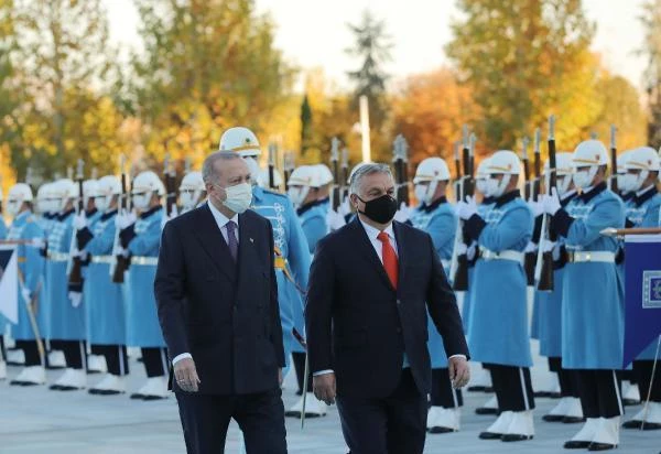 Macaristan Başbakanı Viktor Orban Türkiye'ye ait tarihi eserleri Erdoğan'a iade etti