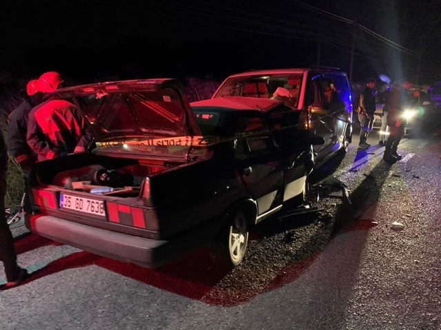 Minibüs ile otomobil kafa kafaya çarpıştı! Feci kazada 2 ölü, 5 yaralı Minibüs ile otomobil kafa kafaya çarpıştı! Feci kazada 2 ölü, 5 yaralı