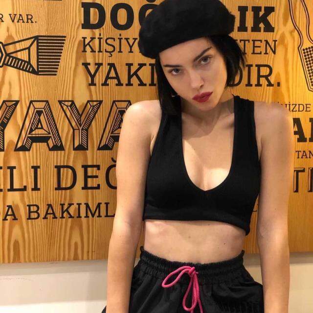 Oyuncu Merve Boluğur, saçlarını kısacık kestirdi Oyuncu Merve Boluğur, saçlarını kısacık kestirdi