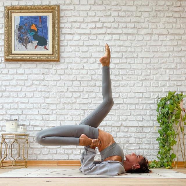 Oyuncu Zeynep Tokuş, yoga yaparken verdiği pozla ağızları açık bıraktı