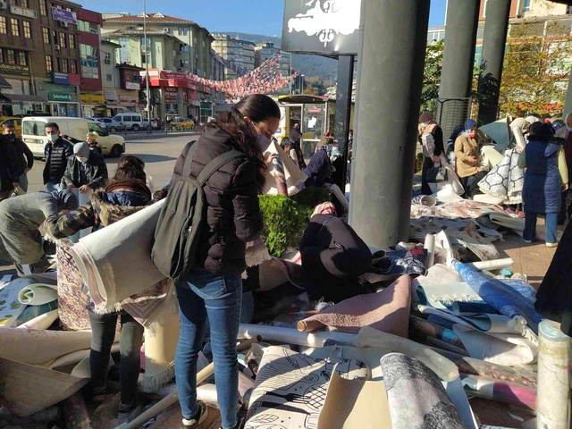 100 liralık halının 50 liraya düşürüldüğünü duyan erkenden mağazaya akın etti 100 liralık halının 50 liraya düşürüldüğünü duyan erkenden mağazaya akın etti
