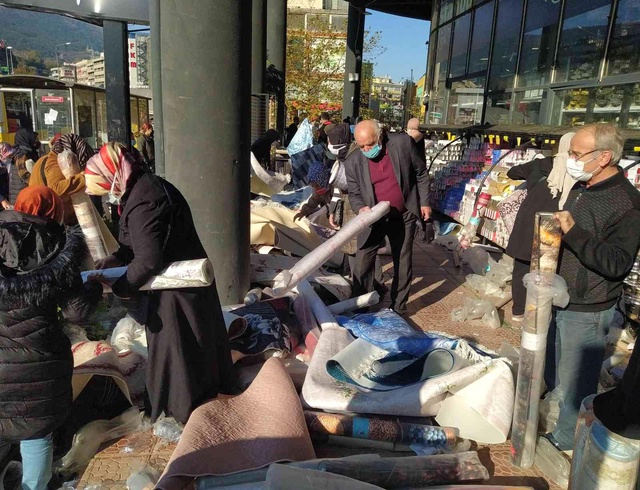 100 liralık halının 50 liraya düşürüldüğünü duyan erkenden mağazaya akın etti 100 liralık halının 50 liraya düşürüldüğünü duyan erkenden mağazaya akın etti