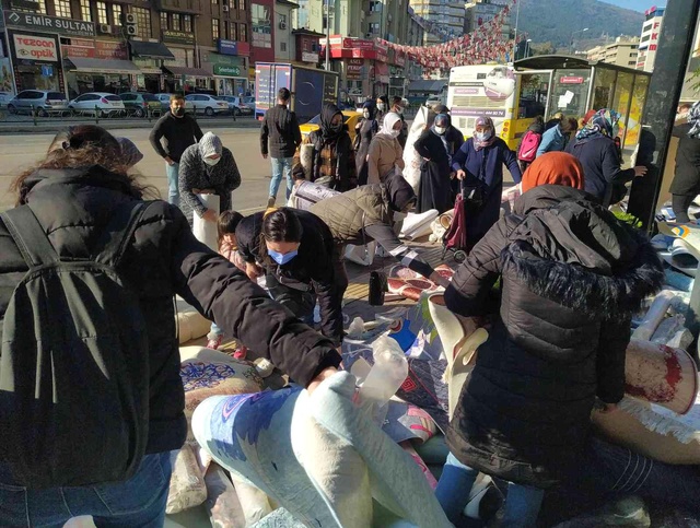 100 liralık halının 50 liraya düşürüldüğünü duyan erkenden mağazaya akın etti 100 liralık halının 50 liraya düşürüldüğünü duyan erkenden mağazaya akın etti