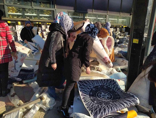 100 liralık halının 50 liraya düşürüldüğünü duyan erkenden mağazaya akın etti 100 liralık halının 50 liraya düşürüldüğünü duyan erkenden mağazaya akın etti