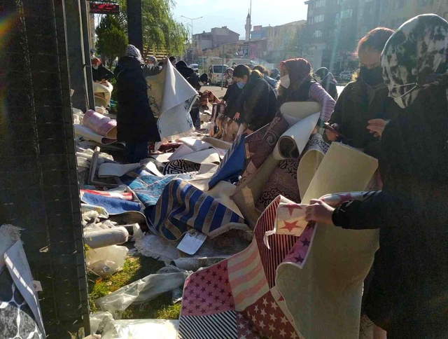 100 liralık halının 50 liraya düşürüldüğünü duyan erkenden mağazaya akın etti 100 liralık halının 50 liraya düşürüldüğünü duyan erkenden mağazaya akın etti