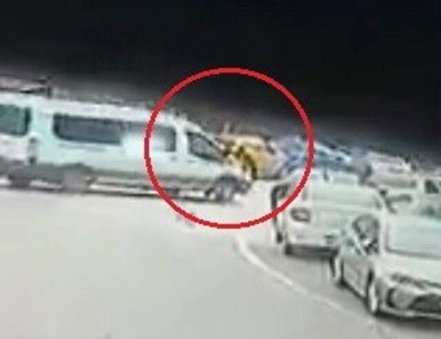 Son dakika haberleri... Eşini minibüsle ezerek öldüren koca adliyede (3)