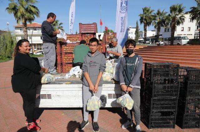Ürünü bahçede kalan çiftçinin imdadına belediye yetişti! 30 ton limonu satın alıp vatandaşa dağıttılar Ürünü bahçede kalan çiftçinin imdadına belediye yetişti! 30 ton limonu satın alıp vatandaşa dağıttılar