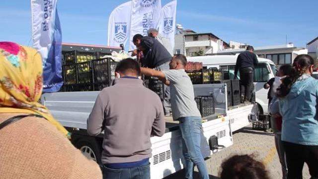 Ürünü bahçede kalan çiftçinin imdadına belediye yetişti! 30 ton limonu satın alıp vatandaşa dağıttılar Ürünü bahçede kalan çiftçinin imdadına belediye yetişti! 30 ton limonu satın alıp vatandaşa dağıttılar