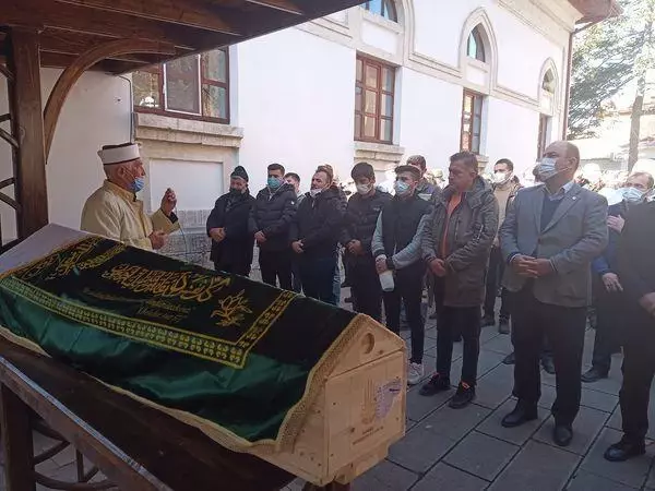 Babasının öldürdüğü annesini son yolculuğuna uğurlayan minik Niray'ın sözleri yürek yaktı: Gül annem