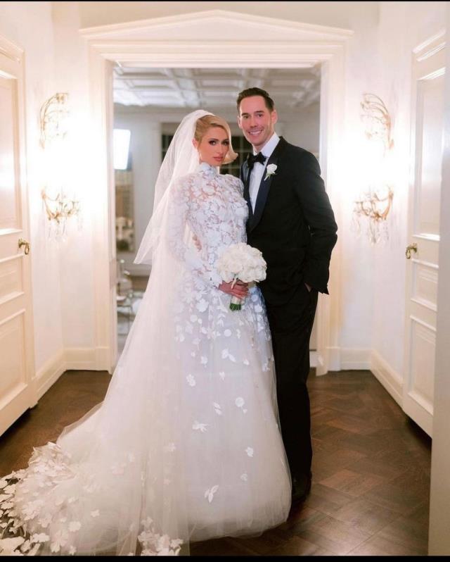 Paris Hilton, dördünce nişanlısıyla evlendi! Peş peşe giydiği gelinliklerle göz kamaştırdı