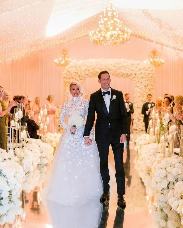 Paris Hilton, dördünce nişanlısıyla evlendi! Peş peşe giydiği gelinliklerle göz kamaştırdı