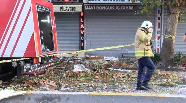Bağcılar'da üç katlı binada patlama! Yangında mahsur kalan 6 kişi, ekipler tarafından kurtarıldı Bağcılar'da üç katlı binada patlama! Yangında mahsur kalan 6 kişi, ekipler tarafından kurtarıldı