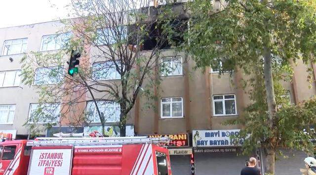 Bağcılar'da üç katlı binada patlama! Yangında mahsur kalan 6 kişi, ekipler tarafından kurtarıldı Bağcılar'da üç katlı binada patlama! Yangında mahsur kalan 6 kişi, ekipler tarafından kurtarıldı