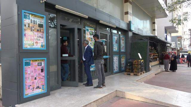 Konuşma talebi sevdiği kız tarafındna reddedilen genç, marketin içinde kendini vurdu