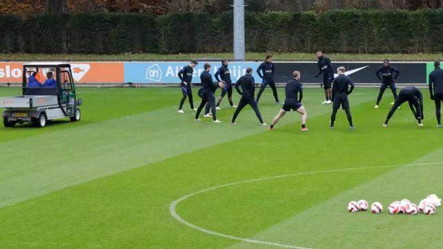 A Milli Takım'ın rakibi Hollanda'nın hocası Van Gaal bisikletten düştü, yürüyemez hale geldi A Milli Takım'ın rakibi Hollanda'nın hocası Van Gaal bisikletten düştü, yürüyemez hale geldi