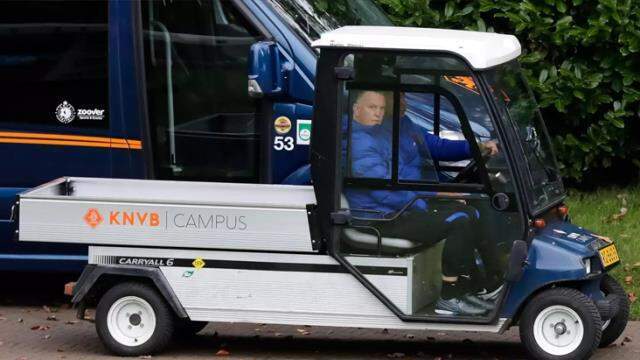 A Milli Takım'ın rakibi Hollanda'nın hocası Van Gaal bisikletten düştü, yürüyemez hale geldi A Milli Takım'ın rakibi Hollanda'nın hocası Van Gaal bisikletten düştü, yürüyemez hale geldi