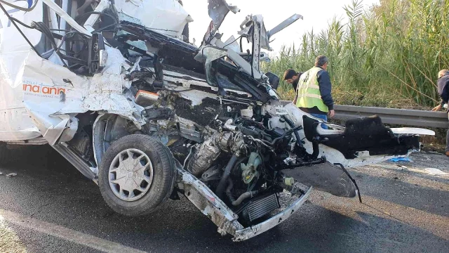 Aydın'da zincirleme trafik kazası! Yolcu otobüsü minibüse çarptı: 1'i ağır, 22 yaralı