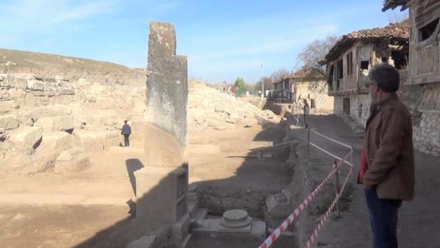 Yıllarca türbe sanılan yerin arkeolojik kazıyla boş olduğu ortaya çıktı