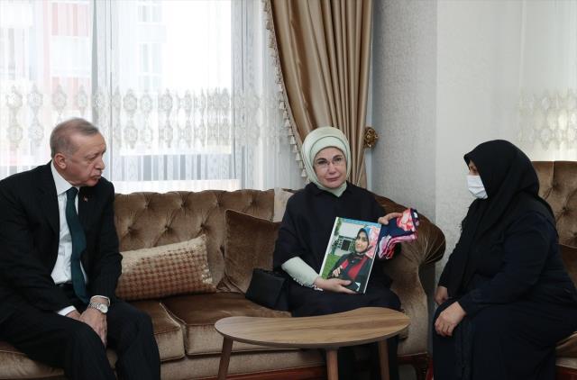 Cumhurbaşkanı ile birlikte Başak'ın ailesini ziyaret eden Emine Erdoğan gözyaşlarını tutamadı
