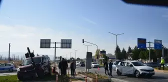 Gediz'deki hafif ticari araçla çarpışan otomobildeki 3 kişi yaralandı