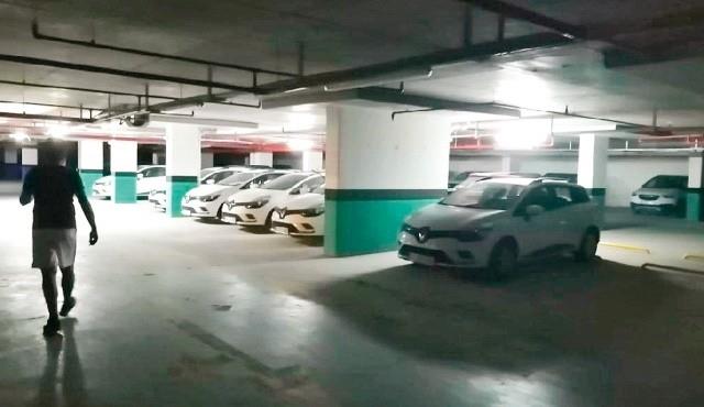 Otomobil stokçuluğu yapan galericiler, sitelerin otoparklarını kiralamaya başladı