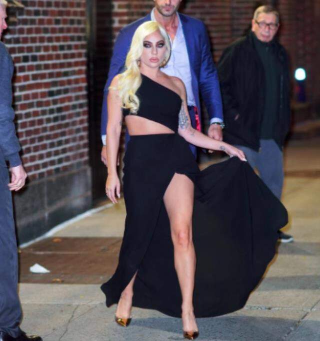 Yaptığı hareket Lady Gaga'ya pahalıya mal oldu! Rüzgar esince eteğinin hepsi havalandı Yaptığı hareket Lady Gaga'ya pahalıya mal oldu! Rüzgar esince eteğinin hepsi havalandı