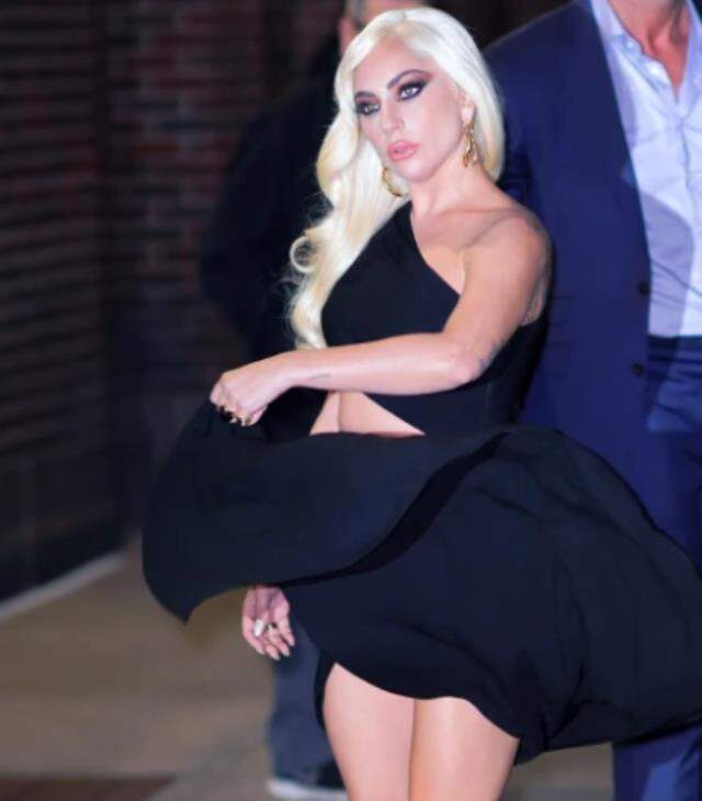 Yaptığı hareket Lady Gaga'ya pahalıya mal oldu! Rüzgar esince eteğinin hepsi havalandı Yaptığı hareket Lady Gaga'ya pahalıya mal oldu! Rüzgar esince eteğinin hepsi havalandı