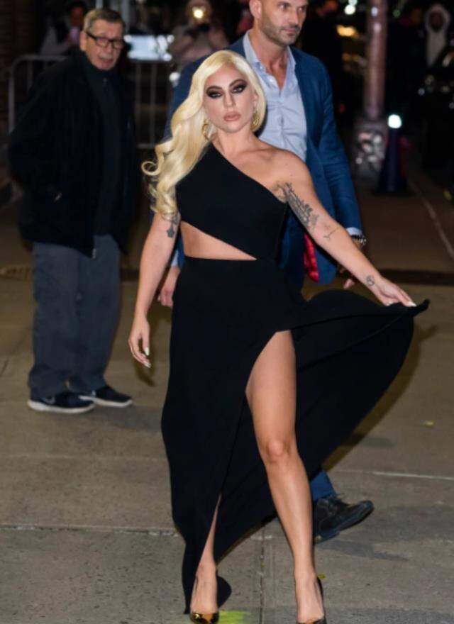 Yaptığı hareket Lady Gaga'ya pahalıya mal oldu! Rüzgar esince eteğinin hepsi havalandı Yaptığı hareket Lady Gaga'ya pahalıya mal oldu! Rüzgar esince eteğinin hepsi havalandı