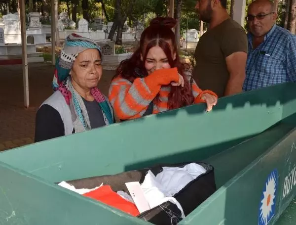 Babası tarafından dövülerek öldürülen 3 aylık bebeğinin cenazesini görünce gözyaşlarına boğuldu