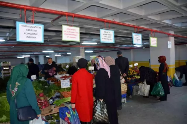 Ispanak satışları düşen esnaf çareyi afiş asmakta buldu