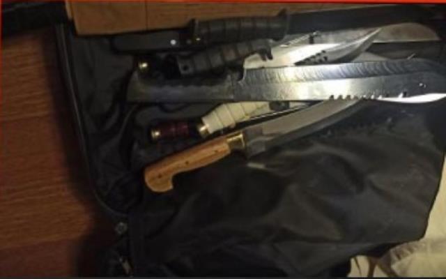 Samuray kılıçlı katil polise direnmiş! İşte evinden çıkan kesici aletlerin tam listesi