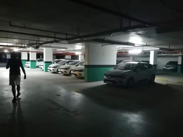Sıfır otomobiller rezidansların otoparklarında stoklanıyor Sıfır otomobiller rezidansların otoparklarında stoklanıyor