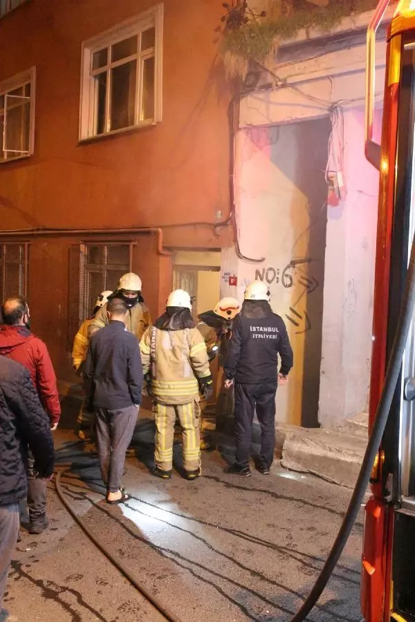 Beyoğlu'nda ev sahibi ile tartışan Suriyeliler, iki gecekonduyu ateşe verdi