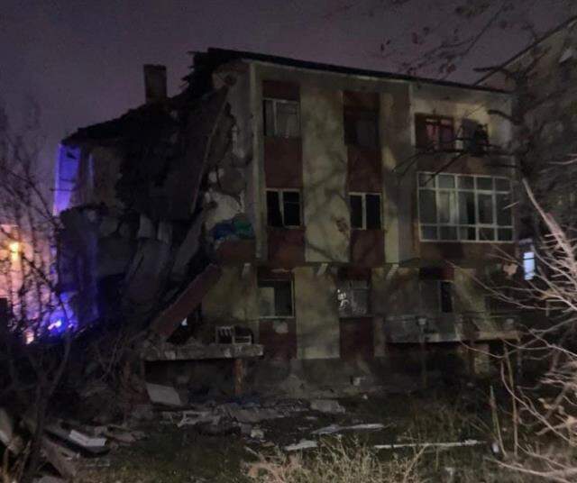 Ankara'daki 3 katlı binada patlama yaşandı, gökyüzünü duman kapladı Ankara'daki 3 katlı binada patlama yaşandı, gökyüzünü duman kapladı
