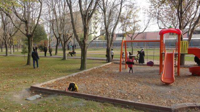 Parkta şüpheli ölüm! Meraklı gözler ekipleri bir an olsun yalnız bırakmadı Parkta şüpheli ölüm! Meraklı gözler ekipleri bir an olsun yalnız bırakmadı