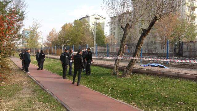Parkta şüpheli ölüm! Meraklı gözler ekipleri bir an olsun yalnız bırakmadı Parkta şüpheli ölüm! Meraklı gözler ekipleri bir an olsun yalnız bırakmadı