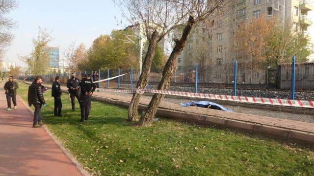 Parkta şüpheli ölüm! Meraklı gözler ekipleri bir an olsun yalnız bırakmadı Parkta şüpheli ölüm! Meraklı gözler ekipleri bir an olsun yalnız bırakmadı