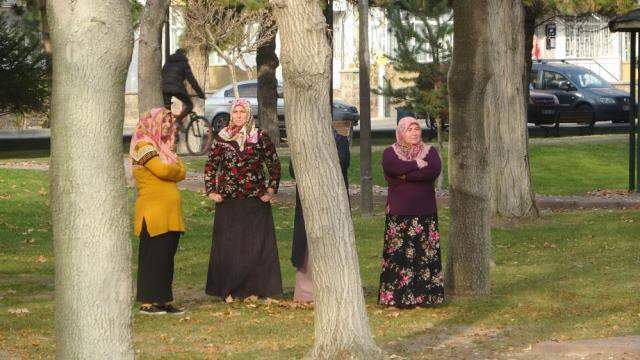 Parkta şüpheli ölüm! Meraklı gözler ekipleri bir an olsun yalnız bırakmadı Parkta şüpheli ölüm! Meraklı gözler ekipleri bir an olsun yalnız bırakmadı
