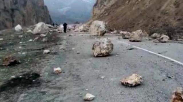 Son Dakika! Erzurum'daki 5.1 büyüklüğündeki depremden sonra karayolunda heyelan yaşandı, yollar kapatıldı Son Dakika! Erzurum'daki 5.1 büyüklüğündeki depremden sonra karayolunda heyelan yaşandı, yollar kapatıldı
