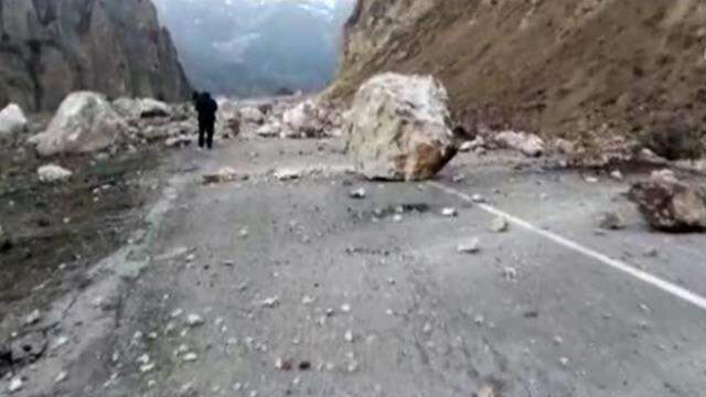 Son Dakika! Erzurum'daki 5.1 büyüklüğündeki depremden sonra karayolunda heyelan yaşandı, yollar kapatıldı Son Dakika! Erzurum'daki 5.1 büyüklüğündeki depremden sonra karayolunda heyelan yaşandı, yollar kapatıldı