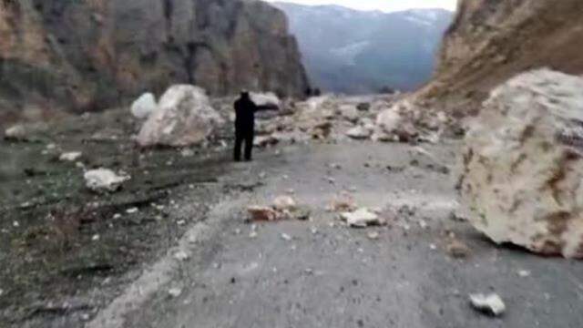 Son Dakika! Erzurum'daki 5.1 büyüklüğündeki depremden sonra karayolunda heyelan yaşandı, yollar kapatıldı Son Dakika! Erzurum'daki 5.1 büyüklüğündeki depremden sonra karayolunda heyelan yaşandı, yollar kapatıldı
