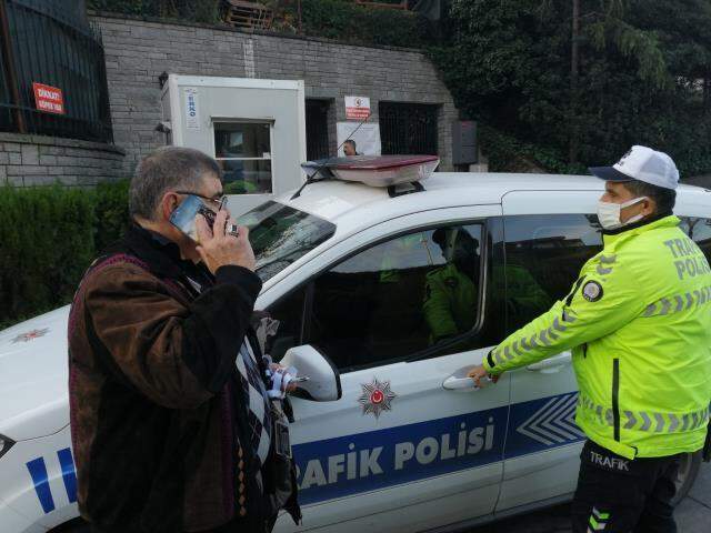 Üsküdar'da turistleri taşıyan minibüsün şoförü direksiyon başında kalp krizi geçirdi Üsküdar'da turistleri taşıyan minibüsün şoförü direksiyon başında kalp krizi geçirdi